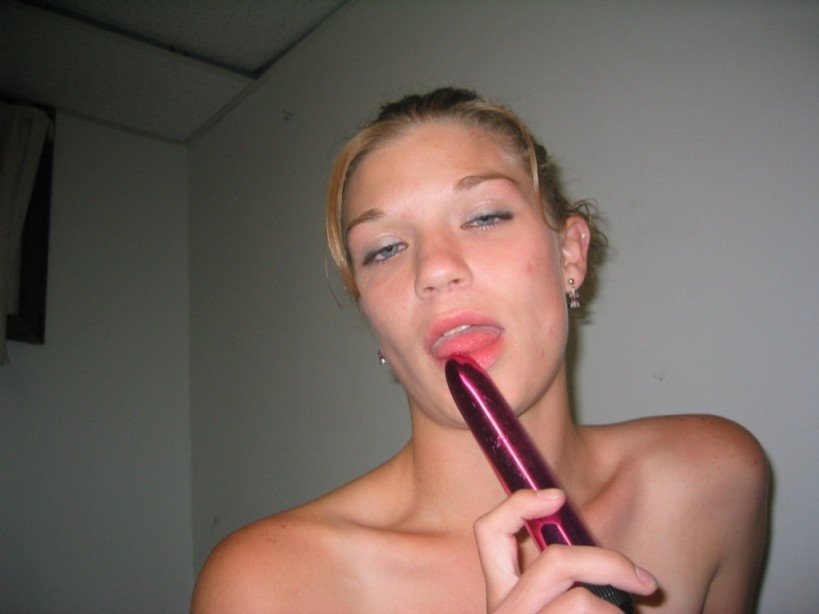 Zungengepiercte Tanja aus Salzburg,Österreich